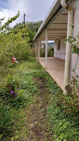 À environ 650 mètres d’altitude, dans un environnement calme à Mont vert les hauts, sur les hauteurs de Saint-Pierre, découvrez cette maison d’environ 125 m² habitables, située en fond d’impasse dans un petit secteur composé d’environ six habitations.
Édifiée sur une parcelle bornée d’environ 275 m², cette maison offre de beaux volumes et un cadre de vie paisible.
Elle se compose de :
Un salon / salle à manger avec cheminée
Une cuisine à aménager
Deux chambres
Une salle de bain
Un WC indépendant
Une grande véranda
Une pièce attenante d’environ 25 m² offrant de nombreuses possibilités d’aménagement
La maison dispose également d’une installation photovoltaïque permettant une valorisation de la production électrique (environ 1 500 € par an selon les conditions de production actuelles).
À l’extérieur : un petit jardin et un potentiel d’aménagement pour créer un espace de stationnement.
À savoir avant toute visite : Ce bien présente une situation particulière : il est implanté sur une parcelle comprenant une partie en zone agricole et une partie en zone naturelle. La construction a été réalisée sans permis de construire et ne permet pas un financement par emprunt bancaire classique. La vente s’adresse donc principalement à des acquéreurs disposant d’un financement personnel. Un plan de bornage est disponible.