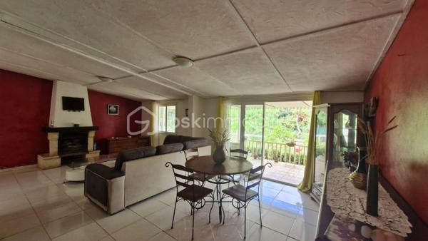 À environ 650 mètres d’altitude, dans un environnement calme à Mont vert les hauts, sur les hauteurs de Saint-Pierre, découvrez cette maison d’environ 125 m² habitables, située en fond d’impasse dans un petit secteur composé d’environ six habitations.
Édifiée sur une parcelle bornée d’environ 275 m², cette maison offre de beaux volumes et un cadre de vie paisible.
Elle se compose de :
Un salon / salle à manger avec cheminée
Une cuisine à aménager
Deux chambres
Une salle de bain
Un WC indépendant
Une grande véranda
Une pièce attenante d’environ 25 m² offrant de nombreuses possibilités d’aménagement
La maison dispose également d’une installation photovoltaïque permettant une valorisation de la production électrique (environ 1 500 € par an selon les conditions de production actuelles).
À l’extérieur : un petit jardin et un potentiel d’aménagement pour créer un espace de stationnement.
À savoir avant toute visite : Ce bien présente une situation particulière : il est implanté sur une parcelle comprenant une partie en zone agricole et une partie en zone naturelle. La construction a été réalisée sans permis de construire et ne permet pas un financement par emprunt bancaire classique. La vente s’adresse donc principalement à des acquéreurs disposant d’un financement personnel. Un plan de bornage est disponible.