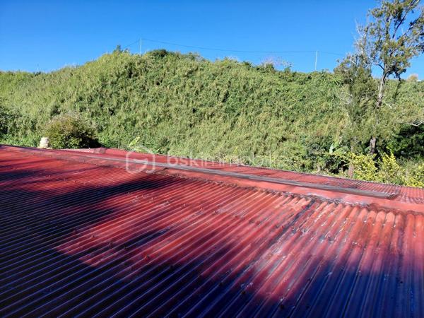 À environ 650 mètres d’altitude, dans un environnement calme à Mont vert les hauts, sur les hauteurs de Saint-Pierre, découvrez cette maison d’environ 125 m² habitables, située en fond d’impasse dans un petit secteur composé d’environ six habitations.
Édifiée sur une parcelle bornée d’environ 275 m², cette maison offre de beaux volumes et un cadre de vie paisible.
Elle se compose de :
Un salon / salle à manger avec cheminée
Une cuisine à aménager
Deux chambres
Une salle de bain
Un WC indépendant
Une grande véranda
Une pièce attenante d’environ 25 m² offrant de nombreuses possibilités d’aménagement
La maison dispose également d’une installation photovoltaïque permettant une valorisation de la production électrique (environ 1 500 € par an selon les conditions de production actuelles).
À l’extérieur : un petit jardin et un potentiel d’aménagement pour créer un espace de stationnement.
À savoir avant toute visite : Ce bien présente une situation particulière : il est implanté sur une parcelle comprenant une partie en zone agricole et une partie en zone naturelle. La construction a été réalisée sans permis de construire et ne permet pas un financement par emprunt bancaire classique. La vente s’adresse donc principalement à des acquéreurs disposant d’un financement personnel. Un plan de bornage est disponible.