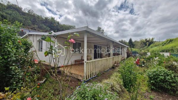 À environ 650 mètres d’altitude, dans un environnement calme à Mont vert les hauts, sur les hauteurs de Saint-Pierre, découvrez cette maison d’environ 125 m² habitables, située en fond d’impasse dans un petit secteur composé d’environ six habitations.
Édifiée sur une parcelle bornée d’environ 275 m², cette maison offre de beaux volumes et un cadre de vie paisible.
Elle se compose de :
Un salon / salle à manger avec cheminée
Une cuisine à aménager
Deux chambres
Une salle de bain
Un WC indépendant
Une grande véranda
Une pièce attenante d’environ 25 m² offrant de nombreuses possibilités d’aménagement
La maison dispose également d’une installation photovoltaïque permettant une valorisation de la production électrique (environ 1 500 € par an selon les conditions de production actuelles).
À l’extérieur : un petit jardin et un potentiel d’aménagement pour créer un espace de stationnement.
À savoir avant toute visite : Ce bien présente une situation particulière : il est implanté sur une parcelle comprenant une partie en zone agricole et une partie en zone naturelle. La construction a été réalisée sans permis de construire et ne permet pas un financement par emprunt bancaire classique. La vente s’adresse donc principalement à des acquéreurs disposant d’un financement personnel. Un plan de bornage est disponible.