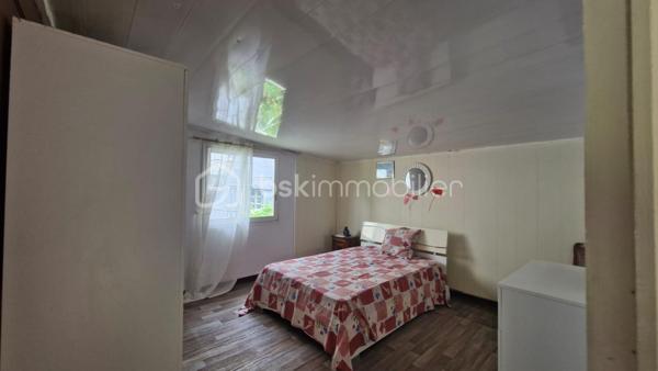 À environ 650 mètres d’altitude, dans un environnement calme à Mont vert les hauts, sur les hauteurs de Saint-Pierre, découvrez cette maison d’environ 125 m² habitables, située en fond d’impasse dans un petit secteur composé d’environ six habitations.
Édifiée sur une parcelle bornée d’environ 275 m², cette maison offre de beaux volumes et un cadre de vie paisible.
Elle se compose de :
Un salon / salle à manger avec cheminée
Une cuisine à aménager
Deux chambres
Une salle de bain
Un WC indépendant
Une grande véranda
Une pièce attenante d’environ 25 m² offrant de nombreuses possibilités d’aménagement
La maison dispose également d’une installation photovoltaïque permettant une valorisation de la production électrique (environ 1 500 € par an selon les conditions de production actuelles).
À l’extérieur : un petit jardin et un potentiel d’aménagement pour créer un espace de stationnement.
À savoir avant toute visite : Ce bien présente une situation particulière : il est implanté sur une parcelle comprenant une partie en zone agricole et une partie en zone naturelle. La construction a été réalisée sans permis de construire et ne permet pas un financement par emprunt bancaire classique. La vente s’adresse donc principalement à des acquéreurs disposant d’un financement personnel. Un plan de bornage est disponible.