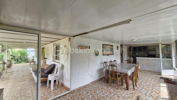 À environ 650 mètres d’altitude, dans un environnement calme à Mont vert les hauts, sur les hauteurs de Saint-Pierre, découvrez cette maison d’environ 125 m² habitables, située en fond d’impasse dans un petit secteur composé d’environ six habitations.
Édifiée sur une parcelle bornée d’environ 275 m², cette maison offre de beaux volumes et un cadre de vie paisible.
Elle se compose de :
Un salon / salle à manger avec cheminée
Une cuisine à aménager
Deux chambres
Une salle de bain
Un WC indépendant
Une grande véranda
Une pièce attenante d’environ 25 m² offrant de nombreuses possibilités d’aménagement
La maison dispose également d’une installation photovoltaïque permettant une valorisation de la production électrique (environ 1 500 € par an selon les conditions de production actuelles).
À l’extérieur : un petit jardin et un potentiel d’aménagement pour créer un espace de stationnement.
À savoir avant toute visite : Ce bien présente une situation particulière : il est implanté sur une parcelle comprenant une partie en zone agricole et une partie en zone naturelle. La construction a été réalisée sans permis de construire et ne permet pas un financement par emprunt bancaire classique. La vente s’adresse donc principalement à des acquéreurs disposant d’un financement personnel. Un plan de bornage est disponible.