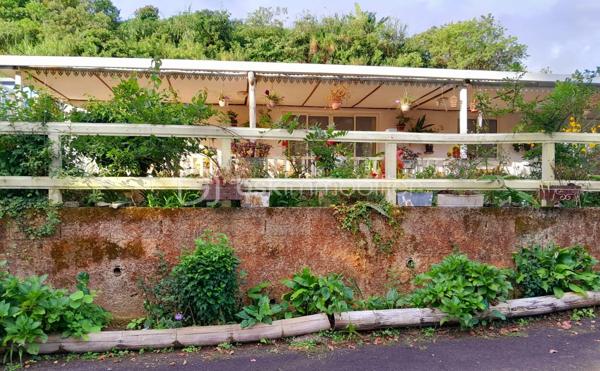 À environ 650 mètres d’altitude, dans un environnement calme à Mont vert les hauts, sur les hauteurs de Saint-Pierre, découvrez cette maison d’environ 125 m² habitables, située en fond d’impasse dans un petit secteur composé d’environ six habitations.
Édifiée sur une parcelle bornée d’environ 275 m², cette maison offre de beaux volumes et un cadre de vie paisible.
Elle se compose de :
Un salon / salle à manger avec cheminée
Une cuisine à aménager
Deux chambres
Une salle de bain
Un WC indépendant
Une grande véranda
Une pièce attenante d’environ 25 m² offrant de nombreuses possibilités d’aménagement
La maison dispose également d’une installation photovoltaïque permettant une valorisation de la production électrique (environ 1 500 € par an selon les conditions de production actuelles).
À l’extérieur : un petit jardin et un potentiel d’aménagement pour créer un espace de stationnement.
À savoir avant toute visite : Ce bien présente une situation particulière : il est implanté sur une parcelle comprenant une partie en zone agricole et une partie en zone naturelle. La construction a été réalisée sans permis de construire et ne permet pas un financement par emprunt bancaire classique. La vente s’adresse donc principalement à des acquéreurs disposant d’un financement personnel. Un plan de bornage est disponible.