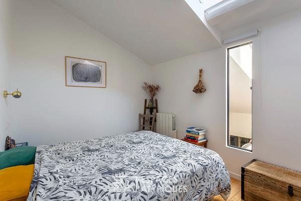 Loft en dernier étage à la rénovation contemporaine