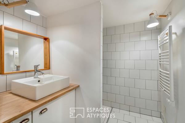 Loft en dernier étage à la rénovation contemporaine