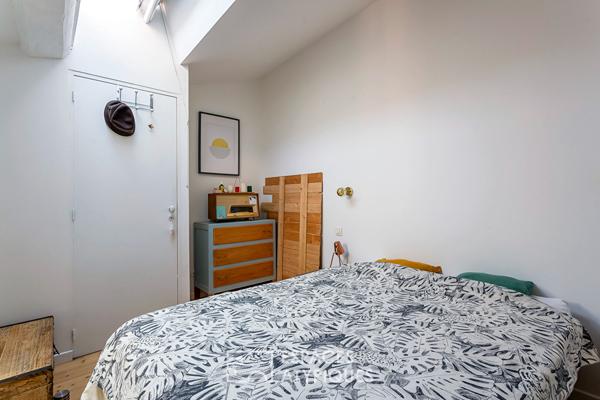 Loft en dernier étage à la rénovation contemporaine