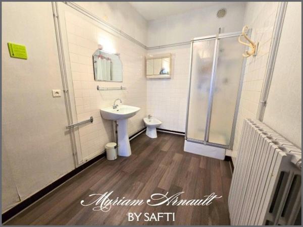 Grande Propriété avec dépendances puits Terrain de 4 ha