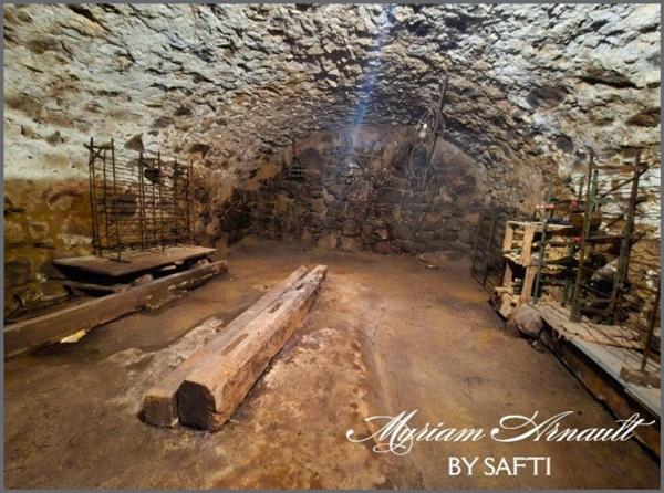 Grande Propriété avec dépendances puits Terrain de 4 ha