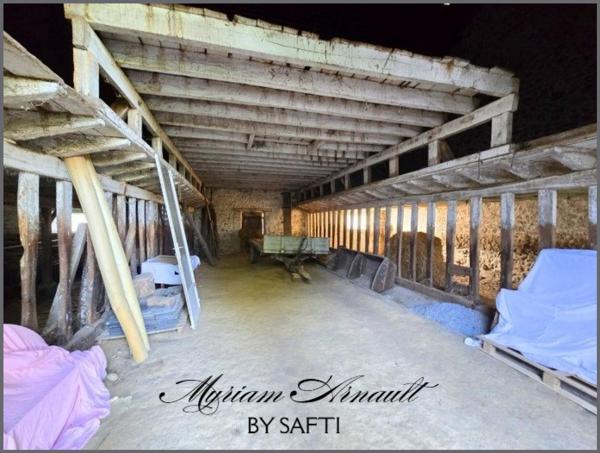 Grande Propriété avec dépendances puits Terrain de 4 ha