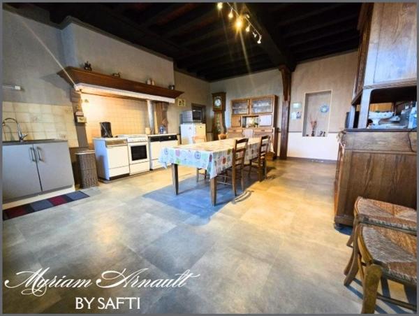 Grande Propriété avec dépendances puits Terrain de 4 ha