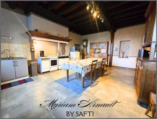 Grande Propriété avec dépendances puits Terrain de 4 ha