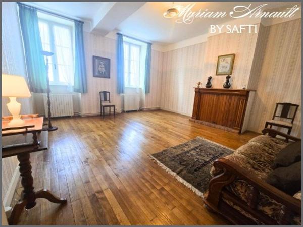 Grande Propriété avec dépendances puits Terrain de 4 ha