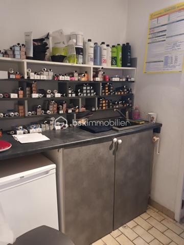 À Saintes, sur un axe principal très passant avec excellente visibilité.

👉 Salon de coiffure mixte avec clientèle fidèle et régulière, exploité depuis plusieurs années.

🔥 OPPORTUNITÉ À SAISIR
Salon prêt à travailler immédiatement, idéal pour installation sans travaux ni investissement de départ.

💡 POINTS FORTS
- Clientèle existante et fidélisée
- Emplacement stratégique et très visible
- Salon entièrement équipé
- Aucun travaux à prévoir
- Exploitation immédiate possible
- Possibilité de développement du chiffre d’affaires
- Possibilité d’activité complémentaire : onglerie, esthétique, barber, etc.

📍 LOCAL – 82 m²
- 5 postes de coiffure
- 2 bacs shampoing ergonomiques
- Espace accueil / caisse
- Bureau
- Laboratoire technique
- Réserve
- Sanitaires

👥 EXPLOITATION
- Une salariée expérimentée en place (10 ans d’ancienneté)
- Clientèle régulière et fidélisée

📊 DONNÉES FINANCIÈRES
Chiffre d’affaires : 79 000 €
Loyer : 983,73 € TTC / mois (sans charges)
Bail commercial en cours

💰 PRIX DE VENTE
49500 HAI (Honoraires d’Agence Inclus)
Honoraires à la charge de l’acquéreur

🚀 PROFIL IDÉAL
- Première installation
- Repreneur professionnel
- Coiffeur(se) souhaitant développer rapidement son activité
- Projet coiffure + onglerie / esthétique

📞 CONTACT
Sophie ENAUD (EI) – BSK Immobilier
RSAC Saintes : 938 383 106
Réf : 296273