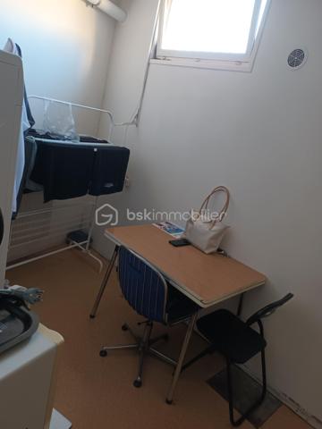 À Saintes, sur un axe principal très passant avec excellente visibilité.

👉 Salon de coiffure mixte avec clientèle fidèle et régulière, exploité depuis plusieurs années.

🔥 OPPORTUNITÉ À SAISIR
Salon prêt à travailler immédiatement, idéal pour installation sans travaux ni investissement de départ.

💡 POINTS FORTS
- Clientèle existante et fidélisée
- Emplacement stratégique et très visible
- Salon entièrement équipé
- Aucun travaux à prévoir
- Exploitation immédiate possible
- Possibilité de développement du chiffre d’affaires
- Possibilité d’activité complémentaire : onglerie, esthétique, barber, etc.

📍 LOCAL – 82 m²
- 5 postes de coiffure
- 2 bacs shampoing ergonomiques
- Espace accueil / caisse
- Bureau
- Laboratoire technique
- Réserve
- Sanitaires

👥 EXPLOITATION
- Une salariée expérimentée en place (10 ans d’ancienneté)
- Clientèle régulière et fidélisée

📊 DONNÉES FINANCIÈRES
Chiffre d’affaires : 79 000 €
Loyer : 983,73 € TTC / mois (sans charges)
Bail commercial en cours

💰 PRIX DE VENTE
49500 HAI (Honoraires d’Agence Inclus)
Honoraires à la charge de l’acquéreur

🚀 PROFIL IDÉAL
- Première installation
- Repreneur professionnel
- Coiffeur(se) souhaitant développer rapidement son activité
- Projet coiffure + onglerie / esthétique

📞 CONTACT
Sophie ENAUD (EI) – BSK Immobilier
RSAC Saintes : 938 383 106
Réf : 296273