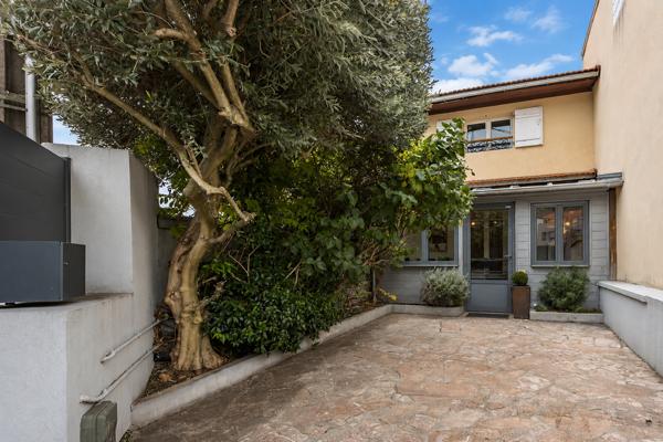 Maison
         6 pièces
        - 145 m² Exclusivité 618 000 € *