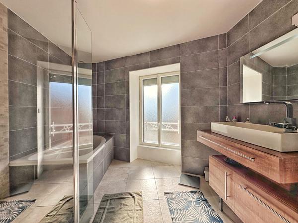 Maison ville  150 M² + appartement t2  48M² à COUDES