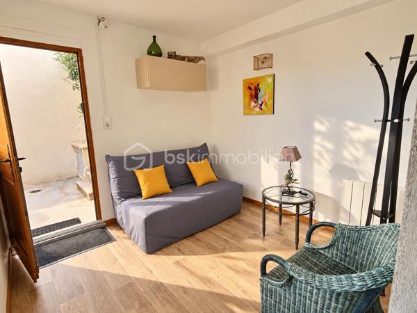 Dans un environnement privilégié, à seulement 2 minutes à pied de la plage, découvrez cette maison bénéficiant d’une belle vue mer, située à proximité du port et des commerces de proximité.

La maison se compose :
Au rez-de-chaussée :
    une pièce de vie faisant office de salon et coin nuit,
    une salle d’eau,
    des WC séparés,
    une chambre donnant directement sur une terrasse.

À l’étage :
    une chambre,
    une cuisine avec vue mer, ouvrant sur une terrasse également agrémentée d’une vue mer.

Les atouts :
     1 PLACE DE PARKING
    🌊 Belle vue mer
    🏖️ Plage à 2 minutes à pied
    ⚓ Proche du port
    🛍️ Commerces de proximité
    🌿 2 Terrasses
    🛏️ 6 couchages
    🪑 Vendue meublée
    ⭐ Emplacement privilégié

Un bien rare, idéal pour profiter pleinement du bord de mer ou développer une activité locative saisonnière.