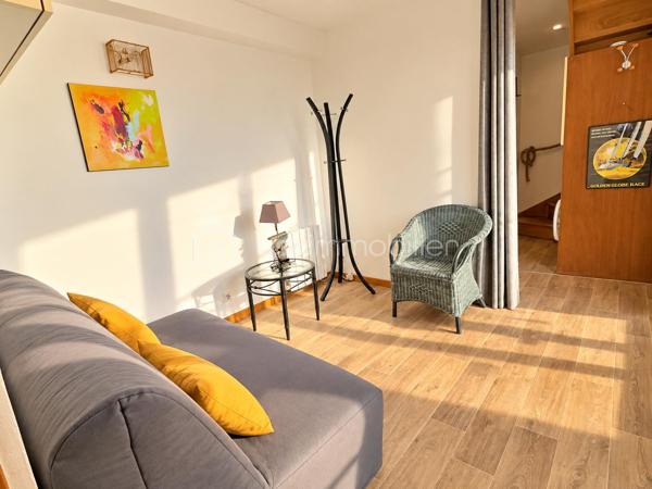 Dans un environnement privilégié, à seulement 2 minutes à pied de la plage, découvrez cette maison bénéficiant d’une belle vue mer, située à proximité du port et des commerces de proximité.

La maison se compose :
Au rez-de-chaussée :
    une pièce de vie faisant office de salon et coin nuit,
    une salle d’eau,
    des WC séparés,
    une chambre donnant directement sur une terrasse.

À l’étage :
    une chambre,
    une cuisine avec vue mer, ouvrant sur une terrasse également agrémentée d’une vue mer.

Les atouts :
     1 PLACE DE PARKING
    🌊 Belle vue mer
    🏖️ Plage à 2 minutes à pied
    ⚓ Proche du port
    🛍️ Commerces de proximité
    🌿 2 Terrasses
    🛏️ 6 couchages
    🪑 Vendue meublée
    ⭐ Emplacement privilégié

Un bien rare, idéal pour profiter pleinement du bord de mer ou développer une activité locative saisonnière.