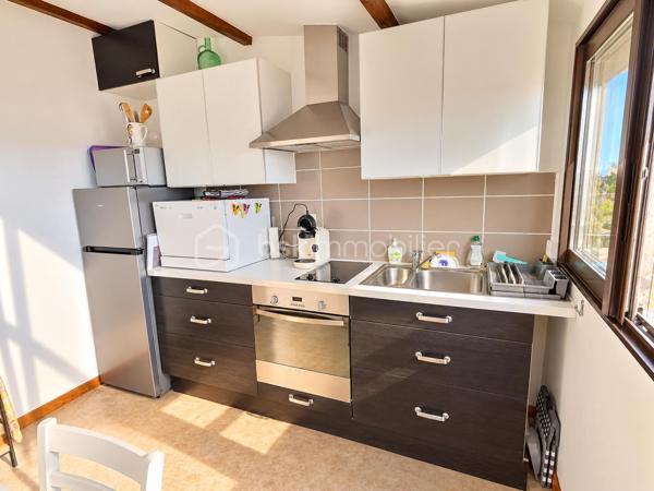 Dans un environnement privilégié, à seulement 2 minutes à pied de la plage, découvrez cette maison bénéficiant d’une belle vue mer, située à proximité du port et des commerces de proximité.

La maison se compose :
Au rez-de-chaussée :
    une pièce de vie faisant office de salon et coin nuit,
    une salle d’eau,
    des WC séparés,
    une chambre donnant directement sur une terrasse.

À l’étage :
    une chambre,
    une cuisine avec vue mer, ouvrant sur une terrasse également agrémentée d’une vue mer.

Les atouts :
     1 PLACE DE PARKING
    🌊 Belle vue mer
    🏖️ Plage à 2 minutes à pied
    ⚓ Proche du port
    🛍️ Commerces de proximité
    🌿 2 Terrasses
    🛏️ 6 couchages
    🪑 Vendue meublée
    ⭐ Emplacement privilégié

Un bien rare, idéal pour profiter pleinement du bord de mer ou développer une activité locative saisonnière.