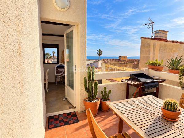 Dans un environnement privilégié, à seulement 2 minutes à pied de la plage, découvrez cette maison bénéficiant d’une belle vue mer, située à proximité du port et des commerces de proximité.

La maison se compose :
Au rez-de-chaussée :
    une pièce de vie faisant office de salon et coin nuit,
    une salle d’eau,
    des WC séparés,
    une chambre donnant directement sur une terrasse.

À l’étage :
    une chambre,
    une cuisine avec vue mer, ouvrant sur une terrasse également agrémentée d’une vue mer.

Les atouts :
     1 PLACE DE PARKING
    🌊 Belle vue mer
    🏖️ Plage à 2 minutes à pied
    ⚓ Proche du port
    🛍️ Commerces de proximité
    🌿 2 Terrasses
    🛏️ 6 couchages
    🪑 Vendue meublée
    ⭐ Emplacement privilégié

Un bien rare, idéal pour profiter pleinement du bord de mer ou développer une activité locative saisonnière.