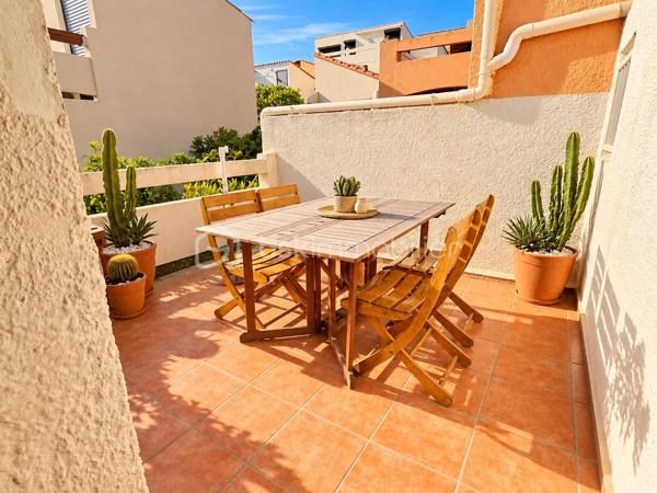 Dans un environnement privilégié, à seulement 2 minutes à pied de la plage, découvrez cette maison bénéficiant d’une belle vue mer, située à proximité du port et des commerces de proximité.

La maison se compose :
Au rez-de-chaussée :
    une pièce de vie faisant office de salon et coin nuit,
    une salle d’eau,
    des WC séparés,
    une chambre donnant directement sur une terrasse.

À l’étage :
    une chambre,
    une cuisine avec vue mer, ouvrant sur une terrasse également agrémentée d’une vue mer.

Les atouts :
     1 PLACE DE PARKING
    🌊 Belle vue mer
    🏖️ Plage à 2 minutes à pied
    ⚓ Proche du port
    🛍️ Commerces de proximité
    🌿 2 Terrasses
    🛏️ 6 couchages
    🪑 Vendue meublée
    ⭐ Emplacement privilégié

Un bien rare, idéal pour profiter pleinement du bord de mer ou développer une activité locative saisonnière.