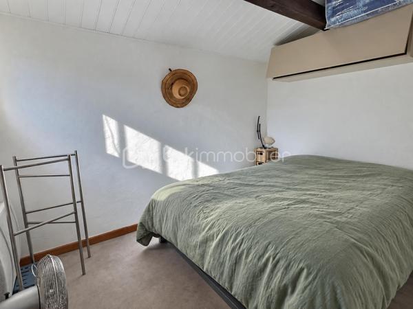 Dans un environnement privilégié, à seulement 2 minutes à pied de la plage, découvrez cette maison bénéficiant d’une belle vue mer, située à proximité du port et des commerces de proximité.

La maison se compose :
Au rez-de-chaussée :
    une pièce de vie faisant office de salon et coin nuit,
    une salle d’eau,
    des WC séparés,
    une chambre donnant directement sur une terrasse.

À l’étage :
    une chambre,
    une cuisine avec vue mer, ouvrant sur une terrasse également agrémentée d’une vue mer.

Les atouts :
     1 PLACE DE PARKING
    🌊 Belle vue mer
    🏖️ Plage à 2 minutes à pied
    ⚓ Proche du port
    🛍️ Commerces de proximité
    🌿 2 Terrasses
    🛏️ 6 couchages
    🪑 Vendue meublée
    ⭐ Emplacement privilégié

Un bien rare, idéal pour profiter pleinement du bord de mer ou développer une activité locative saisonnière.