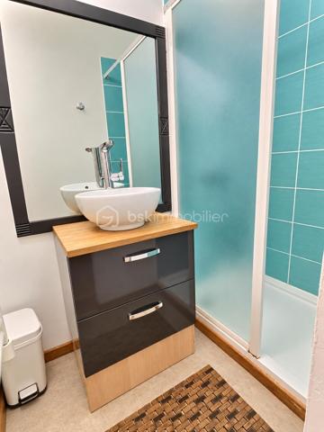 Dans un environnement privilégié, à seulement 2 minutes à pied de la plage, découvrez cette maison bénéficiant d’une belle vue mer, située à proximité du port et des commerces de proximité.

La maison se compose :
Au rez-de-chaussée :
    une pièce de vie faisant office de salon et coin nuit,
    une salle d’eau,
    des WC séparés,
    une chambre donnant directement sur une terrasse.

À l’étage :
    une chambre,
    une cuisine avec vue mer, ouvrant sur une terrasse également agrémentée d’une vue mer.

Les atouts :
     1 PLACE DE PARKING
    🌊 Belle vue mer
    🏖️ Plage à 2 minutes à pied
    ⚓ Proche du port
    🛍️ Commerces de proximité
    🌿 2 Terrasses
    🛏️ 6 couchages
    🪑 Vendue meublée
    ⭐ Emplacement privilégié

Un bien rare, idéal pour profiter pleinement du bord de mer ou développer une activité locative saisonnière.
