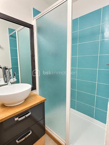 Dans un environnement privilégié, à seulement 2 minutes à pied de la plage, découvrez cette maison bénéficiant d’une belle vue mer, située à proximité du port et des commerces de proximité.

La maison se compose :
Au rez-de-chaussée :
    une pièce de vie faisant office de salon et coin nuit,
    une salle d’eau,
    des WC séparés,
    une chambre donnant directement sur une terrasse.

À l’étage :
    une chambre,
    une cuisine avec vue mer, ouvrant sur une terrasse également agrémentée d’une vue mer.

Les atouts :
     1 PLACE DE PARKING
    🌊 Belle vue mer
    🏖️ Plage à 2 minutes à pied
    ⚓ Proche du port
    🛍️ Commerces de proximité
    🌿 2 Terrasses
    🛏️ 6 couchages
    🪑 Vendue meublée
    ⭐ Emplacement privilégié

Un bien rare, idéal pour profiter pleinement du bord de mer ou développer une activité locative saisonnière.