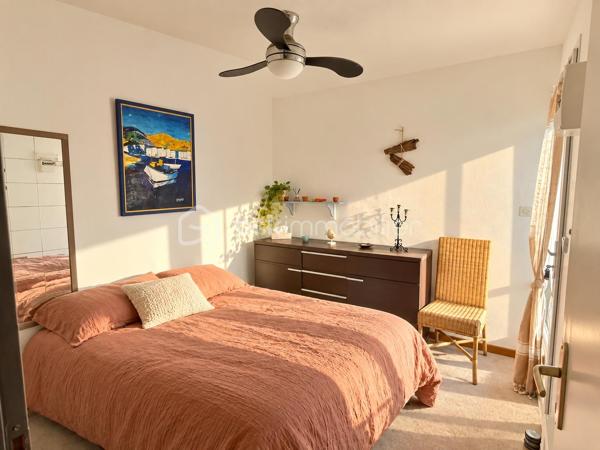 Dans un environnement privilégié, à seulement 2 minutes à pied de la plage, découvrez cette maison bénéficiant d’une belle vue mer, située à proximité du port et des commerces de proximité.

La maison se compose :
Au rez-de-chaussée :
    une pièce de vie faisant office de salon et coin nuit,
    une salle d’eau,
    des WC séparés,
    une chambre donnant directement sur une terrasse.

À l’étage :
    une chambre,
    une cuisine avec vue mer, ouvrant sur une terrasse également agrémentée d’une vue mer.

Les atouts :
     1 PLACE DE PARKING
    🌊 Belle vue mer
    🏖️ Plage à 2 minutes à pied
    ⚓ Proche du port
    🛍️ Commerces de proximité
    🌿 2 Terrasses
    🛏️ 6 couchages
    🪑 Vendue meublée
    ⭐ Emplacement privilégié

Un bien rare, idéal pour profiter pleinement du bord de mer ou développer une activité locative saisonnière.