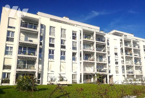 En centre-ville, appartement de 3 pièces au 2ème étage d'une résidence avec ascenseur