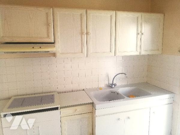 En centre-ville, appartement de 3 pièces au 2ème étage d'une résidence avec ascenseur