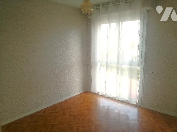 En centre-ville, appartement de 3 pièces au 2ème étage d'une résidence avec ascenseur