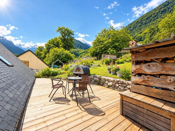 À seulement 9 km de Bagnères-de-Bigorre, au cœur de la recherchée vallée de Lesponne, découvrez cette authentique grange pyrénéenne rénovée d’environ 82 m².

Située dans un petit hameau de granges, elle offre un environnement calme et préservé, avec une vue sur les paysages de montagne. Son intérieur a conservé toute son âme grâce aux murs en pierre, aux poutres apparentes, au bois et au travertin.

La pièce de vie, chaleureuse et conviviale, s’organise autour d’un poêle à bois et d’une cuisine ouverte. Elle se complète d’un sauna privatif avec douche, d’un cellier et d’un WC.

À l’étage, trois chambres et une seconde salle d’eau permettent d’accueillir famille et amis. À l’extérieur, une terrasse et un terrain invitent à profiter pleinement du cadre naturel.

La grange dispose également de l’eau potable, de l’électricité, de la fibre optique et d’un accès direct en voiture.

Le classement énergétique G reflète le caractère ancien du bâti et une rénovation ayant privilégié l’authenticité et la qualité des matériaux. Il laisse au futur acquéreur un potentiel d’amélioration énergétique à envisager selon son projet et ses priorités.

Un bien rare et plein de caractère, idéal comme résidence secondaire, maison familiale ou projet touristique à étudier selon la réglementation applicable.
Pour recevoir le dossier complet ou organiser une visite, contactez votre conseiller BSK Immobilier au 06 59 69 81 02.