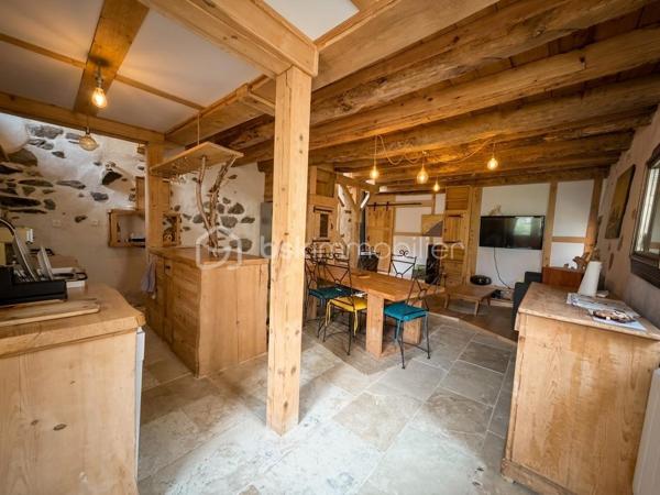 À seulement 9 km de Bagnères-de-Bigorre, au cœur de la recherchée vallée de Lesponne, découvrez cette authentique grange pyrénéenne rénovée d’environ 82 m².

Située dans un petit hameau de granges, elle offre un environnement calme et préservé, avec une vue sur les paysages de montagne. Son intérieur a conservé toute son âme grâce aux murs en pierre, aux poutres apparentes, au bois et au travertin.

La pièce de vie, chaleureuse et conviviale, s’organise autour d’un poêle à bois et d’une cuisine ouverte. Elle se complète d’un sauna privatif avec douche, d’un cellier et d’un WC.

À l’étage, trois chambres et une seconde salle d’eau permettent d’accueillir famille et amis. À l’extérieur, une terrasse et un terrain invitent à profiter pleinement du cadre naturel.

La grange dispose également de l’eau potable, de l’électricité, de la fibre optique et d’un accès direct en voiture.

Le classement énergétique G reflète le caractère ancien du bâti et une rénovation ayant privilégié l’authenticité et la qualité des matériaux. Il laisse au futur acquéreur un potentiel d’amélioration énergétique à envisager selon son projet et ses priorités.

Un bien rare et plein de caractère, idéal comme résidence secondaire, maison familiale ou projet touristique à étudier selon la réglementation applicable.
Pour recevoir le dossier complet ou organiser une visite, contactez votre conseiller BSK Immobilier au 06 59 69 81 02.