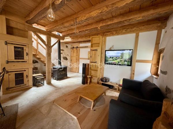 À seulement 9 km de Bagnères-de-Bigorre, au cœur de la recherchée vallée de Lesponne, découvrez cette authentique grange pyrénéenne rénovée d’environ 82 m².

Située dans un petit hameau de granges, elle offre un environnement calme et préservé, avec une vue sur les paysages de montagne. Son intérieur a conservé toute son âme grâce aux murs en pierre, aux poutres apparentes, au bois et au travertin.

La pièce de vie, chaleureuse et conviviale, s’organise autour d’un poêle à bois et d’une cuisine ouverte. Elle se complète d’un sauna privatif avec douche, d’un cellier et d’un WC.

À l’étage, trois chambres et une seconde salle d’eau permettent d’accueillir famille et amis. À l’extérieur, une terrasse et un terrain invitent à profiter pleinement du cadre naturel.

La grange dispose également de l’eau potable, de l’électricité, de la fibre optique et d’un accès direct en voiture.

Le classement énergétique G reflète le caractère ancien du bâti et une rénovation ayant privilégié l’authenticité et la qualité des matériaux. Il laisse au futur acquéreur un potentiel d’amélioration énergétique à envisager selon son projet et ses priorités.

Un bien rare et plein de caractère, idéal comme résidence secondaire, maison familiale ou projet touristique à étudier selon la réglementation applicable.
Pour recevoir le dossier complet ou organiser une visite, contactez votre conseiller BSK Immobilier au 06 59 69 81 02.