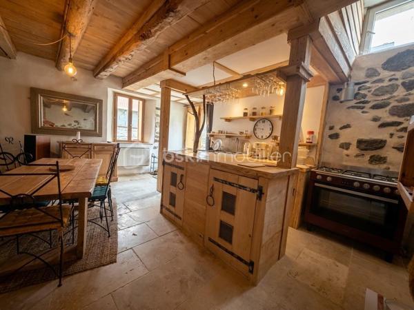 À seulement 9 km de Bagnères-de-Bigorre, au cœur de la recherchée vallée de Lesponne, découvrez cette authentique grange pyrénéenne rénovée d’environ 82 m².

Située dans un petit hameau de granges, elle offre un environnement calme et préservé, avec une vue sur les paysages de montagne. Son intérieur a conservé toute son âme grâce aux murs en pierre, aux poutres apparentes, au bois et au travertin.

La pièce de vie, chaleureuse et conviviale, s’organise autour d’un poêle à bois et d’une cuisine ouverte. Elle se complète d’un sauna privatif avec douche, d’un cellier et d’un WC.

À l’étage, trois chambres et une seconde salle d’eau permettent d’accueillir famille et amis. À l’extérieur, une terrasse et un terrain invitent à profiter pleinement du cadre naturel.

La grange dispose également de l’eau potable, de l’électricité, de la fibre optique et d’un accès direct en voiture.

Le classement énergétique G reflète le caractère ancien du bâti et une rénovation ayant privilégié l’authenticité et la qualité des matériaux. Il laisse au futur acquéreur un potentiel d’amélioration énergétique à envisager selon son projet et ses priorités.

Un bien rare et plein de caractère, idéal comme résidence secondaire, maison familiale ou projet touristique à étudier selon la réglementation applicable.
Pour recevoir le dossier complet ou organiser une visite, contactez votre conseiller BSK Immobilier au 06 59 69 81 02.