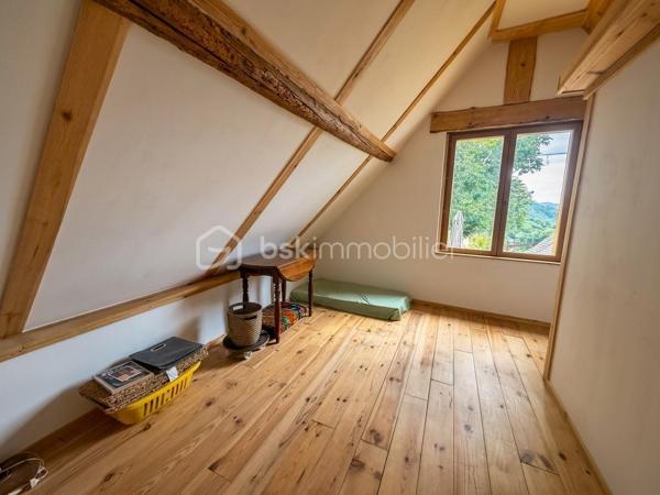 À seulement 9 km de Bagnères-de-Bigorre, au cœur de la recherchée vallée de Lesponne, découvrez cette authentique grange pyrénéenne rénovée d’environ 82 m².

Située dans un petit hameau de granges, elle offre un environnement calme et préservé, avec une vue sur les paysages de montagne. Son intérieur a conservé toute son âme grâce aux murs en pierre, aux poutres apparentes, au bois et au travertin.

La pièce de vie, chaleureuse et conviviale, s’organise autour d’un poêle à bois et d’une cuisine ouverte. Elle se complète d’un sauna privatif avec douche, d’un cellier et d’un WC.

À l’étage, trois chambres et une seconde salle d’eau permettent d’accueillir famille et amis. À l’extérieur, une terrasse et un terrain invitent à profiter pleinement du cadre naturel.

La grange dispose également de l’eau potable, de l’électricité, de la fibre optique et d’un accès direct en voiture.

Le classement énergétique G reflète le caractère ancien du bâti et une rénovation ayant privilégié l’authenticité et la qualité des matériaux. Il laisse au futur acquéreur un potentiel d’amélioration énergétique à envisager selon son projet et ses priorités.

Un bien rare et plein de caractère, idéal comme résidence secondaire, maison familiale ou projet touristique à étudier selon la réglementation applicable.
Pour recevoir le dossier complet ou organiser une visite, contactez votre conseiller BSK Immobilier au 06 59 69 81 02.