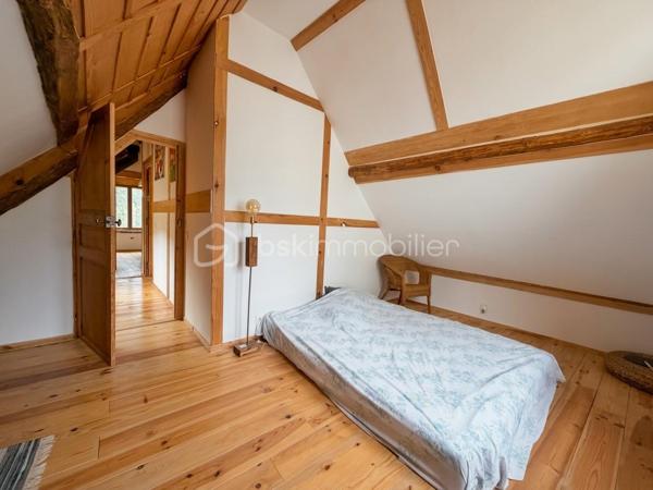 À seulement 9 km de Bagnères-de-Bigorre, au cœur de la recherchée vallée de Lesponne, découvrez cette authentique grange pyrénéenne rénovée d’environ 82 m².

Située dans un petit hameau de granges, elle offre un environnement calme et préservé, avec une vue sur les paysages de montagne. Son intérieur a conservé toute son âme grâce aux murs en pierre, aux poutres apparentes, au bois et au travertin.

La pièce de vie, chaleureuse et conviviale, s’organise autour d’un poêle à bois et d’une cuisine ouverte. Elle se complète d’un sauna privatif avec douche, d’un cellier et d’un WC.

À l’étage, trois chambres et une seconde salle d’eau permettent d’accueillir famille et amis. À l’extérieur, une terrasse et un terrain invitent à profiter pleinement du cadre naturel.

La grange dispose également de l’eau potable, de l’électricité, de la fibre optique et d’un accès direct en voiture.

Le classement énergétique G reflète le caractère ancien du bâti et une rénovation ayant privilégié l’authenticité et la qualité des matériaux. Il laisse au futur acquéreur un potentiel d’amélioration énergétique à envisager selon son projet et ses priorités.

Un bien rare et plein de caractère, idéal comme résidence secondaire, maison familiale ou projet touristique à étudier selon la réglementation applicable.
Pour recevoir le dossier complet ou organiser une visite, contactez votre conseiller BSK Immobilier au 06 59 69 81 02.