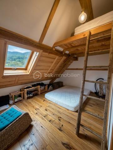 À seulement 9 km de Bagnères-de-Bigorre, au cœur de la recherchée vallée de Lesponne, découvrez cette authentique grange pyrénéenne rénovée d’environ 82 m².

Située dans un petit hameau de granges, elle offre un environnement calme et préservé, avec une vue sur les paysages de montagne. Son intérieur a conservé toute son âme grâce aux murs en pierre, aux poutres apparentes, au bois et au travertin.

La pièce de vie, chaleureuse et conviviale, s’organise autour d’un poêle à bois et d’une cuisine ouverte. Elle se complète d’un sauna privatif avec douche, d’un cellier et d’un WC.

À l’étage, trois chambres et une seconde salle d’eau permettent d’accueillir famille et amis. À l’extérieur, une terrasse et un terrain invitent à profiter pleinement du cadre naturel.

La grange dispose également de l’eau potable, de l’électricité, de la fibre optique et d’un accès direct en voiture.

Le classement énergétique G reflète le caractère ancien du bâti et une rénovation ayant privilégié l’authenticité et la qualité des matériaux. Il laisse au futur acquéreur un potentiel d’amélioration énergétique à envisager selon son projet et ses priorités.

Un bien rare et plein de caractère, idéal comme résidence secondaire, maison familiale ou projet touristique à étudier selon la réglementation applicable.
Pour recevoir le dossier complet ou organiser une visite, contactez votre conseiller BSK Immobilier au 06 59 69 81 02.