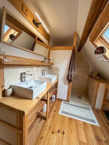À seulement 9 km de Bagnères-de-Bigorre, au cœur de la recherchée vallée de Lesponne, découvrez cette authentique grange pyrénéenne rénovée d’environ 82 m².

Située dans un petit hameau de granges, elle offre un environnement calme et préservé, avec une vue sur les paysages de montagne. Son intérieur a conservé toute son âme grâce aux murs en pierre, aux poutres apparentes, au bois et au travertin.

La pièce de vie, chaleureuse et conviviale, s’organise autour d’un poêle à bois et d’une cuisine ouverte. Elle se complète d’un sauna privatif avec douche, d’un cellier et d’un WC.

À l’étage, trois chambres et une seconde salle d’eau permettent d’accueillir famille et amis. À l’extérieur, une terrasse et un terrain invitent à profiter pleinement du cadre naturel.

La grange dispose également de l’eau potable, de l’électricité, de la fibre optique et d’un accès direct en voiture.

Le classement énergétique G reflète le caractère ancien du bâti et une rénovation ayant privilégié l’authenticité et la qualité des matériaux. Il laisse au futur acquéreur un potentiel d’amélioration énergétique à envisager selon son projet et ses priorités.

Un bien rare et plein de caractère, idéal comme résidence secondaire, maison familiale ou projet touristique à étudier selon la réglementation applicable.
Pour recevoir le dossier complet ou organiser une visite, contactez votre conseiller BSK Immobilier au 06 59 69 81 02.