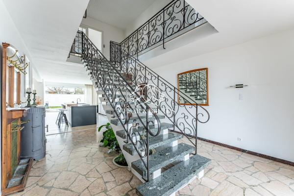 Maison de 350 m² avec piscine et appartement T2 indépendant