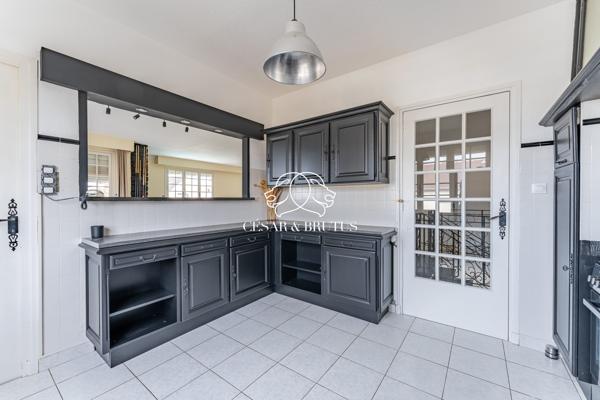 Maison de 350 m² avec piscine et appartement T2 indépendant
