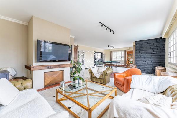 Maison de 350 m² avec piscine et appartement T2 indépendant