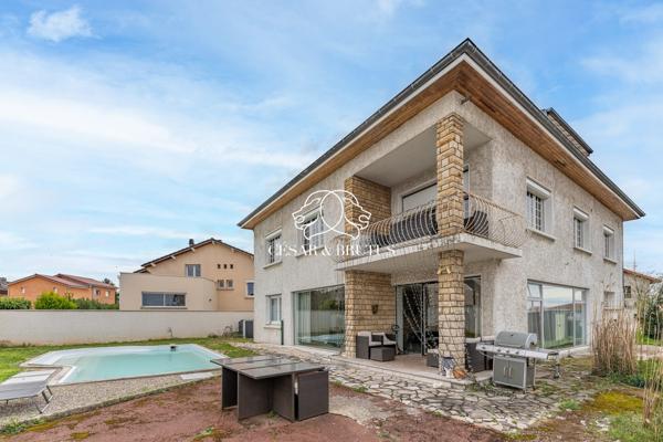 Maison de 350 m² avec piscine et appartement T2 indépendant