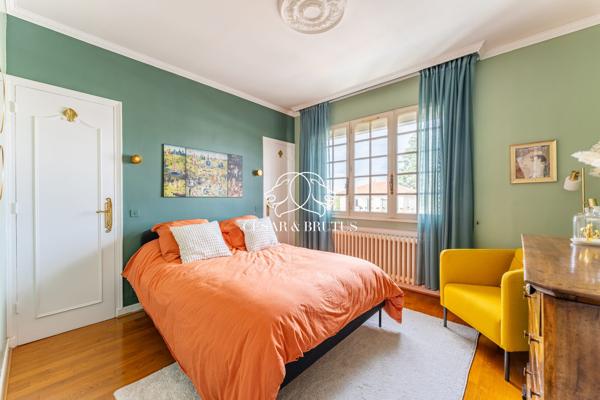 Maison de 350 m² avec piscine et appartement T2 indépendant