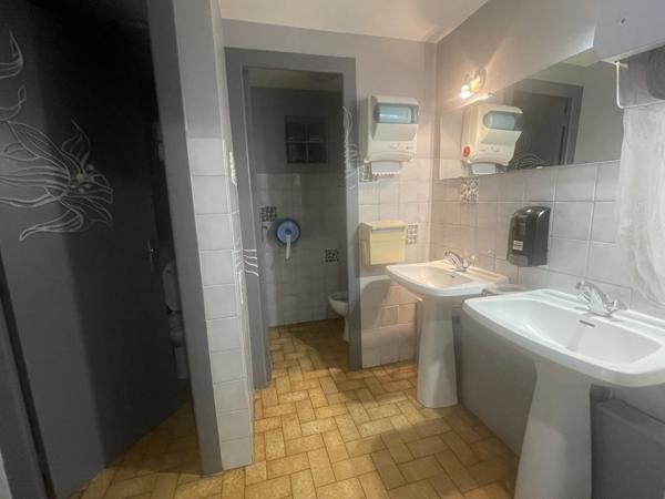 FEURS - EN EXCLUSIVITE IMMEUBLE D'ENVIRON 600 M2 SUR JOLI TERRAIN ET PARKING AVEC FONDS DE COMMERCE A CEDER