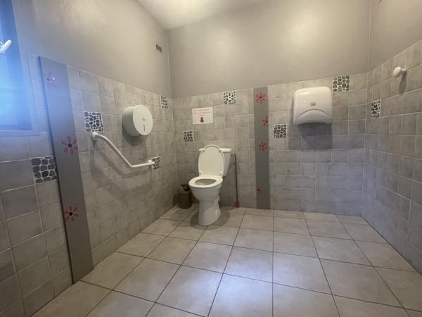 FEURS - EN EXCLUSIVITE IMMEUBLE D'ENVIRON 600 M2 SUR JOLI TERRAIN ET PARKING AVEC FONDS DE COMMERCE A CEDER