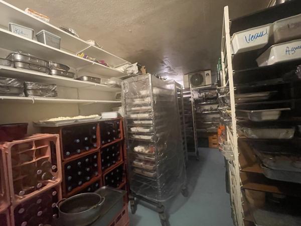 FEURS - EN EXCLUSIVITE IMMEUBLE D'ENVIRON 600 M2 SUR JOLI TERRAIN ET PARKING AVEC FONDS DE COMMERCE A CEDER