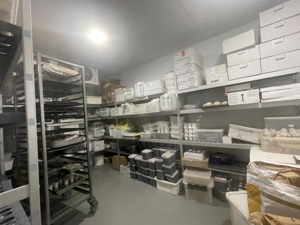 FEURS - EN EXCLUSIVITE IMMEUBLE D'ENVIRON 600 M2 SUR JOLI TERRAIN ET PARKING AVEC FONDS DE COMMERCE A CEDER