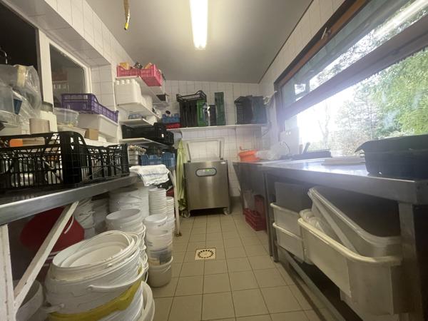 FEURS - EN EXCLUSIVITE IMMEUBLE D'ENVIRON 600 M2 SUR JOLI TERRAIN ET PARKING AVEC FONDS DE COMMERCE A CEDER